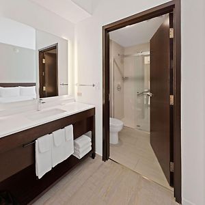 Zimmer mit Kingsize-Bett
